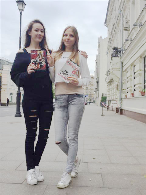 고를로바 베로니카 니콜라예브나(오른쪽)와 코토바 폴리나 이고레브나가 22일 모스크바의 한 거리에서 자신들이 만든 한류 잡지 ‘언니’를 들고 활짝 웃고 있다.