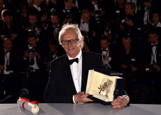 22일(현지시간) 프랑스 칸 뤼미에르 대극장에서 열린 제69회 칸 영화제 폐막식에서 영국 노장 감독 켄 로치의 ‘나, 다니엘 블레이크’가 황금종려상을 수상했다.<br>AFP 연합뉴스