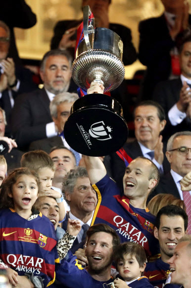 ‘코파 델 레이’ 결승전에서 우승한 FC 바르셀로나 선수들이 우승컵 들어올리고 있다. 사진=EPA 연합뉴스