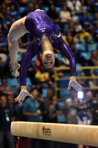 22일(현지시간) 브라질 상파울루의 이비라뿌에라 경기장에서 열린 기계체조 챌린지컵 여자 평균대 결승전에서 독일 선수가 기량을 뽐내고 있다. AFP 연합뉴스