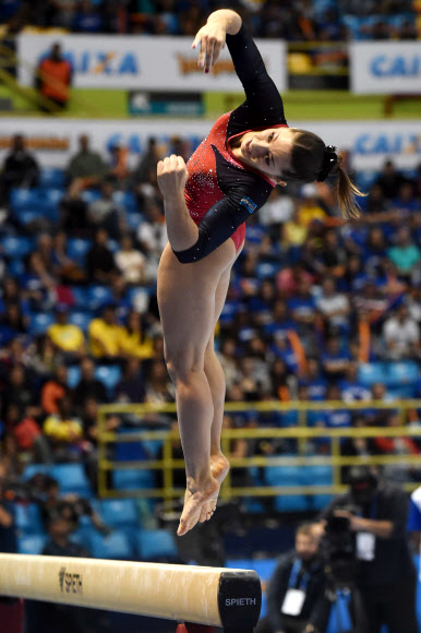 22일(현지시간) 브라질 상파울루의 이비라뿌에라 경기장에서 열린 기계체조 챌린지컵 여자 평균대 결승전에서 아르헨티나 선수가 기량을 뽐내고 있다. AFP 연합뉴스