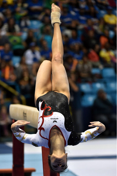 22일(현지시간) 브라질 상파울루의 이비라뿌에라 경기장에서 열린 기계체조 챌린지컵 여자 평균대 결승전에서 독일 선수가 기량을 뽐내고 있다. AFP 연합뉴스