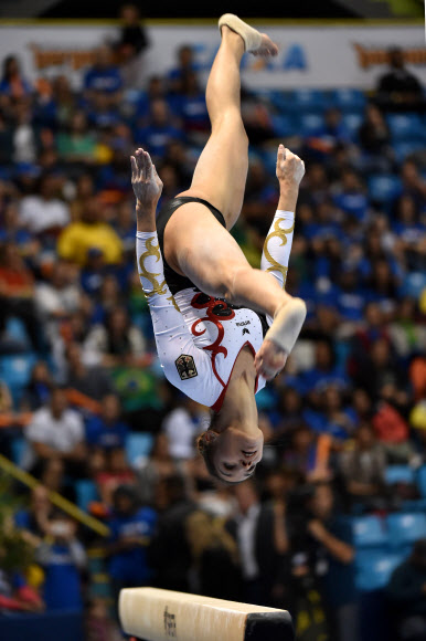 22일(현지시간) 브라질 상파울루의 이비라뿌에라 경기장에서 열린 기계체조 챌린지컵 여자 평균대 결승전에서 독일 선수가 기량을 뽐내고 있다. AFP 연합뉴스