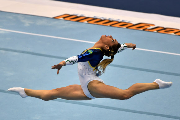 22일(현지시간) 브라질 상파울루의 이비라뿌에라 경기장에서 열린 기계체조 챌린지컵 여자 마루 결승전에서 브라질 선수가 기량을 뽐내고 있다. AFP 연합뉴스