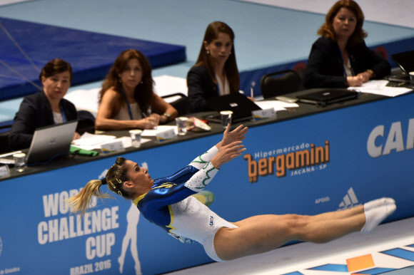 22일(현지시간) 브라질 상파울루의 이비라뿌에라 경기장에서 열린 기계체조 챌린지컵 여자 마루 결승전에서 브라질 선수가 기량을 뽐내고 있다. AFP 연합뉴스