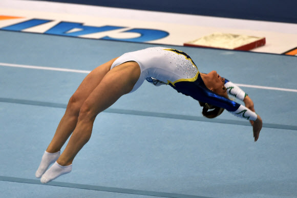 22일(현지시간) 브라질 상파울루의 이비라뿌에라 경기장에서 열린 기계체조 챌린지컵 여자 마루 결승전에서 브라질 선수가 기량을 뽐내고 있다. AFP 연합뉴스