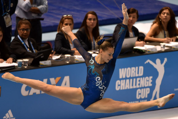 22일(현지시간) 브라질 상파울루의 이비라뿌에라 경기장에서 열린 기계체조 챌린지컵 여자 마루 결승전에서 아르헨티나 선수가 기량을 뽐내고 있다. AFP 연합뉴스