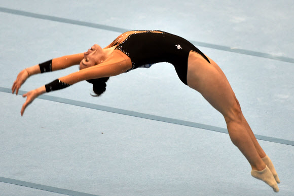 22일(현지시간) 브라질 상파울루의 이비라뿌에라 경기장에서 열린 기계체조 챌린지컵 여자 마루 결승전에서 칠레 선수가 기량을 뽐내고 있다. AFP 연합뉴스
