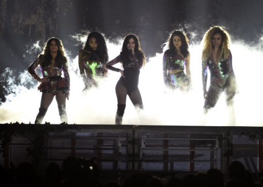 그룹 ‘피프스 하모니(Fifth Harmony)’가 22일(현지시간) 미국 네바다주 라스베이거스 티 모바일 아레나에서 열린 2016 빌보드 뮤직 어워드 무대에서 대표곡 ‘Work From Home’를 공연하고 있다.<br>AP 연합뉴스