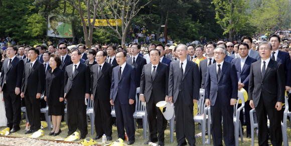 故노무현 전 대통령 서거 7주기 추도식이 엄수된 23일 오후 경남 김해시 진영읍 봉하마을에서 김홍걸 더불어민주당 국민통합위원장, 노 전 대통령의 장남 노건호 씨, 권양숙 여사, 이원기, 박관용 전 국회의장, 이해찬 노무현재단이사장, 문희상 의원, 고영구 전 국정원장, 이병완 전 대통령 비서실장, 문재인 더불어민주당 전 대표 등 인사들이 애국가를 제창하고 있다.  정연호 기자 tpgod@seoul.co.kr