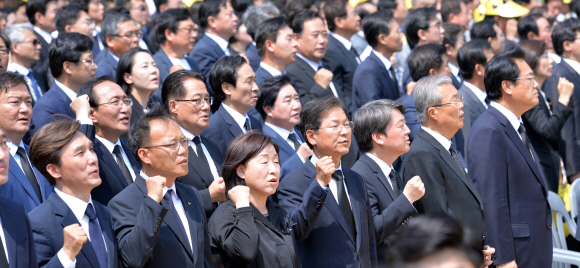 정진석 새누리당 대표, 김종인 더불어민주당 비대위대표, 안철수, 천정배 국민의당 공동대표, 심상정 정의당 대표 등 여야 의원들이 23일 오후 경남 김해시 진영읍 봉하마을에서 열린 고 노무현 전 대통령 서거 7주기 추도식에 참석해 임을 위한 행진곡을 합창하고 있다.  정연호 기자 tpgod@seoul.co.kr