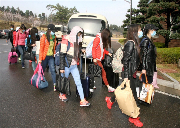 중국 닝보의 북한 식당에 근무하다 탈출한 종업원 13명이 지난달 7일 인천공항을 통해 한국에 입국한 뒤 모처에 도착해 숙소로 걸어 들어가는 모습. 통일부 제공