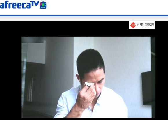 지난해 5월 27일 유승준씨가 아프리카TV 인터넷 생방송을 통해 자신의 심정을 이야기하다가 흐느껴 울고 있다.<br>아프리카TV 방송화면 캡처<br>