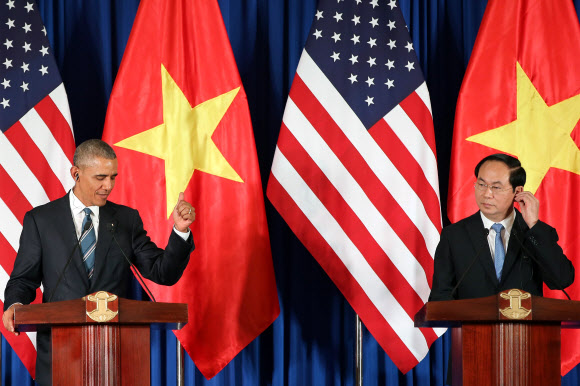 2박 3일간 일정으로 베트남을 방문한 버락 오바마(왼쪽) 미국 대통령과 쩐다이꽝 베트남 국가주석이 23일 하노이에서 정상회담을 가진 뒤 공동 기자회견을 하고 있다. 하노이 EPA 연합뉴스