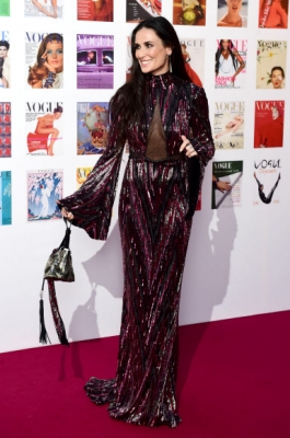 데미 무어가 23일(현지시간) 런던에서 열린 ‘The Vogue 100 Gala Dinner’에 참석해 포즈를 취하고 있다.AP 연합뉴스
