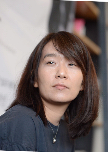 24일 오전 서울 마포구의 한 카페에서 ’맨부커상’ 인터내셔널 부문 수상자인 소설가 한강이 기자회견을 열었다. 또한 신작 소설 ’흰’도 함께 발표했다.  2016.5.24 이언탁 utl@seoul.co.kr