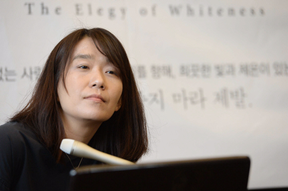 24일 오전 서울 마포구의 한 카페에서 ’맨부커상’ 인터내셔널 부문 수상자인 소설가 한강이 기자회견을 열었다. 또한 신작 소설 ’흰’도 함께 발표했다.  2016.5.24 이언탁 utl@seoul.co.kr