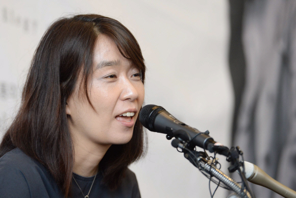 24일 오전 서울 마포구의 한 카페에서 ’맨부커상’ 인터내셔널 부문 수상자인 소설가 한강이 기자회견을 열었다. 또한 신작 소설 ’흰’도 함께 발표했다.  2016.5.24 이언탁 utl@seoul.co.kr