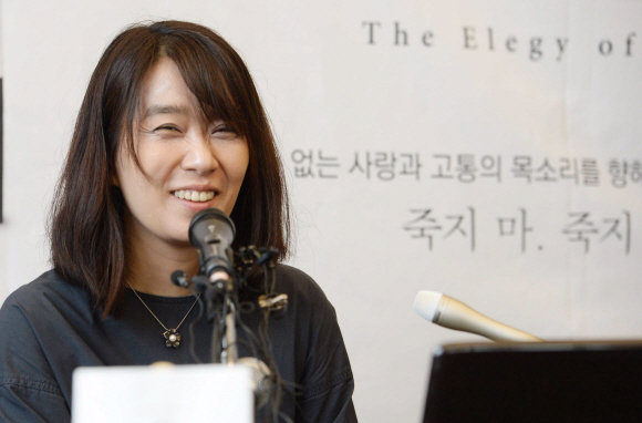 24일 오전 서울 마포구의 한 카페에서 ’맨부커상’ 인터내셔널 부문 수상자인 소설가 한강이 기자회견을 열었다. 또한 신작 소설 ’흰’도 함께 발표했다.  2016.5.24 이언탁 utl@seoul.co.kr