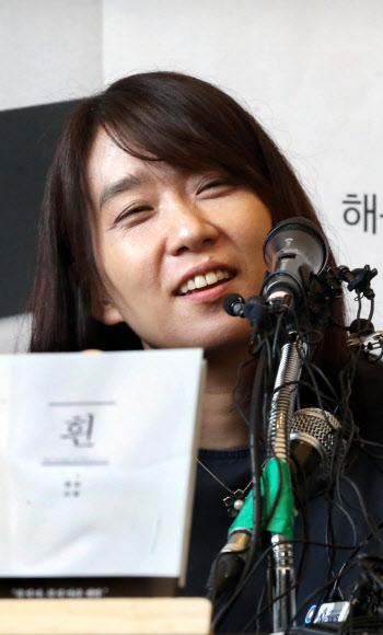 ’맨부커상’ 수상 소회 밝히는 한강