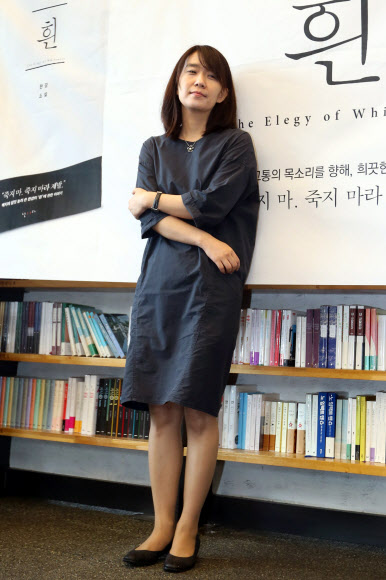귀국 후 첫 기자간담회 갖는 소설가 한강