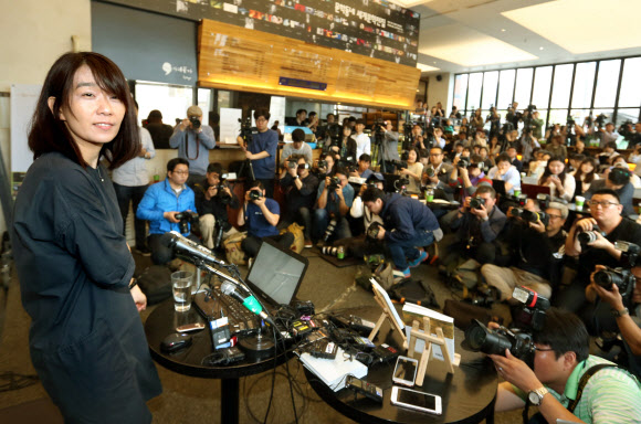 소설가 한강 기자간담회, 뜨거운 취재 열기