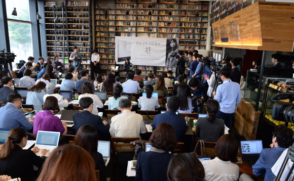 24일 오전 서울 마포구의 한 카페에서 ’맨부커상’ 인터내셔널 부문 수상자인 소설가 한강이 기자회견을 열었다. 또한 신작 소설 ’흰’도 함께 발표했다.  2016.5.24 이언탁 utl@seoul.co.kr