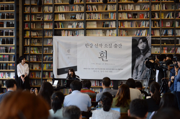 24일 오전 서울 마포구의 한 카페에서 ’맨부커상’ 인터내셔널 부문 수상자인 소설가 한강이 기자회견을 열었다. 또한 신작 소설 ’흰’도 함께 발표했다.  2016.5.24 이언탁 utl@seoul.co.kr