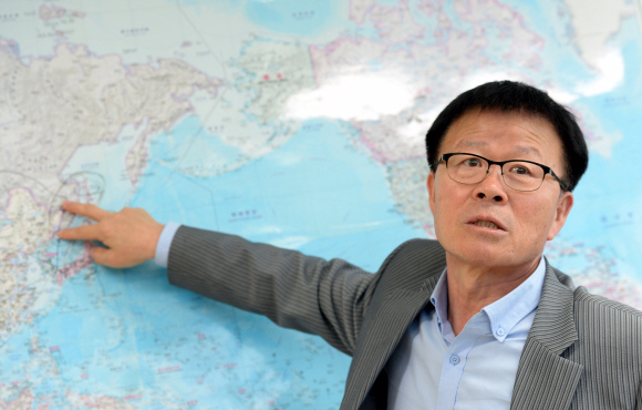 로즈피아 정화영 대표가 세계지도 앞에서 중국과 러시아 등 해외시장 공략 계획을 설명하고 있다.  전주 강성남 선임기자 snk@seoul.co.kr