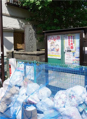 일본 도쿄 신주쿠에 있는 이봉창 의사 순국지 내형사자위령탑이 쓰레기 더미에 둘러싸여 있는 모습. 연합뉴스