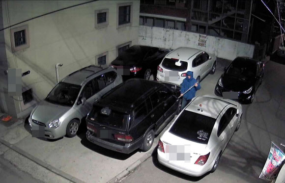 쇠파이프로 주차 차량 ’쓱~’ 긁은 30대