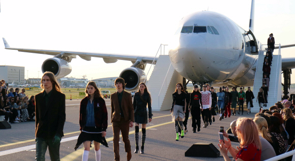 24일 오후 (현지시간) 핀란드 헬싱키공항 활주로에서 열린 ”매치 메이드 인 헬싱키 더 런웨이(match made in Hel the runway) ” 패션쇼에서 모델들이 피날레 캣워크를 펼치고 있다.  이번 패션쇼는 핀란드 국영항공사 핀에어와 헬싱키공항이 각각 아시아와 유럽을 잇는 항공사 및 허브공항임을 알리기 위해 지난 2014년부터 공동으로 진행해오고 있는 ’Match Made in HEL’ 캠페인의 일환으로  한국의 서혜인 디자이너를 비롯해 일본, 중국, 영국, 핀란드, 덴마크, 스웨덴 등 각 나라를 대표하는 디자이너들이 참가해 다양한 컬렉션을 선보였다. 공항사진기자단