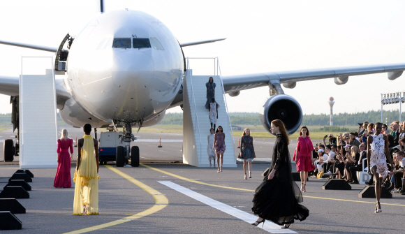 24일 오후 (현지시간) 핀란드 헬싱키공항 활주로에서 열린 ”매치 메이드 인 헬싱키 더 런웨이(match made in Hel the runway) ” 패션쇼에서 모델들이 런웨이 하고 있다. 이번 패션쇼는 핀란드 국영항공사 핀에어와 헬싱키공항이 각각 아시아와 유럽을 잇는 항공사 및 허브공항임을 알리기 위해 지난 2014년부터 공동으로 진행해오고 있는 ’Match Made in HEL’ 캠페인의 일환으로 한국의 서혜인 디자이너를 비롯해 일본, 중국, 영국, 핀란드, 덴마크, 스웨덴 등 각 나라를 대표하는 디자이너들이 참가해 다양한 컬렉션을 선보였다. 공항사진기자단