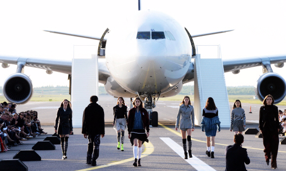 24일 오후 (현지시간) 핀란드 헬싱키공항 활주로에서 열린 ”매치 메이드 인 헬싱키 더 런웨이(match made in Hel the runway) ” 패션쇼에서 모델들이 런웨이 하고 있다. 이번 패션쇼는 핀란드 국영항공사 핀에어와 헬싱키공항이 각각 아시아와 유럽을 잇는 항공사 및 허브공항임을 알리기 위해 지난 2014년부터 공동으로 진행해오고 있는 ’Match Made in HEL’ 캠페인의 일환으로 한국의 서혜인 디자이너를 비롯해 일본, 중국, 영국, 핀란드, 덴마크, 스웨덴 등 각 나라를 대표하는 디자이너들이 참가해 다양한 컬렉션을 선보였다. 공항사진기자단