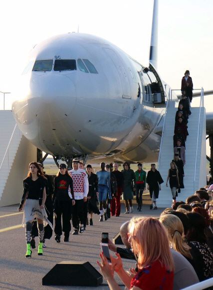 24일 오후 (현지시간) 핀란드 헬싱키공항 활주로에서 열린 ”매치 메이드 인 헬싱키 더 런웨이(match made in Hel the runway) ” 패션쇼에서 모델들이 피날레 캣워크를 펼치고 있다. 이번 패션쇼는 핀란드 국영항공사 핀에어와 헬싱키공항이 각각 아시아와 유럽을 잇는 항공사 및 허브공항임을 알리기 위해 지난 2014년부터 공동으로 진행해오고 있는 ’Match Made in HEL’ 캠페인의 일환으로  한국의 서혜인 디자이너를 비롯해 일본, 중국, 영국, 핀란드, 덴마크, 스웨덴 등 각 나라를 대표하는 디자이너들이 참가해 다양한 컬렉션을 선보였다. 공항사진기자단