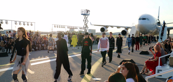 24일 오후 (현지시간) 핀란드 헬싱키공항 활주로에서 열린 ”매치 메이드 인 헬싱키 더 런웨이(match made in Hel the runway) ” 패션쇼에서 모델들이 피날레 캣워크를 펼치고 있다. 이번 패션쇼는 핀란드 국영항공사 핀에어와 헬싱키공항이 각각 아시아와 유럽을 잇는 항공사 및 허브공항임을 알리기 위해 지난 2014년부터 공동으로 진행해오고 있는 ’Match Made in HEL’ 캠페인의 일환으로  한국의 서혜인 디자이너를 비롯해 일본, 중국, 영국, 핀란드, 덴마크, 스웨덴 등 각 나라를 대표하는 디자이너들이 참가해 다양한 컬렉션을 선보였다.  공항사진기자단