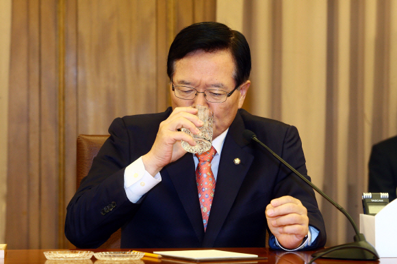 25일 오전 국회 접견실에서 고별 기자회견을 마친 정의화 국회의장이 질의응답 도중 물을 마시고 있다. 이종원 선임기자 jongwon@seoul.co.kr