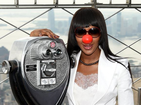 모델 나오미 캠벨이 24일(현지시간) 미국 뉴욕 엠파이어 스테이트 빌딩에서 열린 ‘빨간 코의 날(Red Nose Day)’ 기념 행사에 참석했다. ‘빨간 코의 날(Red Nose Day)’은 아이들을 위해 돈을 모금하고 인식을 높이기 위한 전국적인 행사이다. AP 연합뉴스