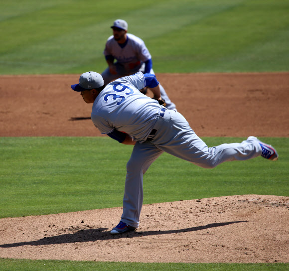 왼쪽 어깨 수술 후 1년 만에 빅리그에 복귀하는 류현진(29.로스앤젤레스 다저스)이 25일(현지시간) 미국 캘리포니아 주 프레즈노의 척챈시 파크에서 열린 프레즈노 그리즐리스(휴스턴 산하)와의 경기에서 오클라호마시티 다저스 유니폼을 입고 선발 등판했다. 세 번째 마이너리그 재활 등판에서 류현진은 4이닝 동안 55개를 던졌고, 최고 구속을 시속 145km로 높였다.  연합뉴스