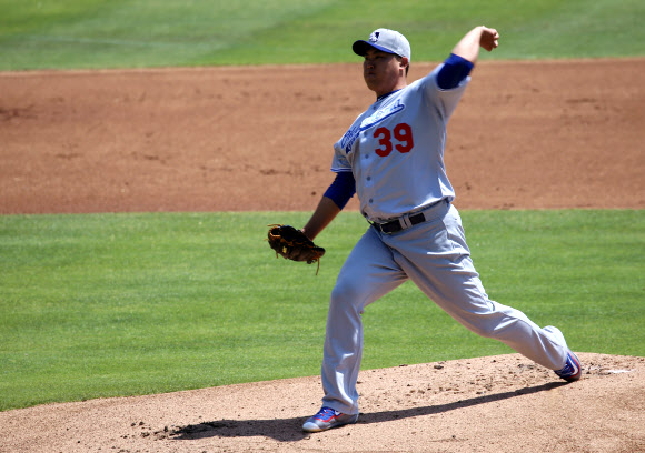 왼쪽 어깨 수술 후 1년 만에 빅리그에 복귀하는 류현진(29.로스앤젤레스 다저스)이 25일(현지시간) 미국 캘리포니아 주 프레즈노의 척챈시 파크에서 열린 프레즈노 그리즐리스(휴스턴 산하)와의 경기에서 오클라호마시티 다저스 유니폼을 입고 선발 등판했다. 세 번째 마이너리그 재활 등판에서 류현진은 4이닝 동안 55개를 던졌고, 최고 구속을 시속 145km로 높였다.  연합뉴스