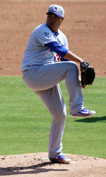 왼쪽 어깨 수술 후 1년 만에 빅리그에 복귀하는 류현진(29.로스앤젤레스 다저스)이 25일(현지시간) 미국 캘리포니아 주 프레즈노의 척챈시 파크에서 열린 프레즈노 그리즐리스(휴스턴 산하)와의 경기에서 오클라호마시티 다저스 유니폼을 입고 선발 등판했다. 세 번째 마이너리그 재활 등판에서 류현진은 4이닝 동안 55개를 던졌고, 최고 구속을 시속 145km로 높였다.  연합뉴스