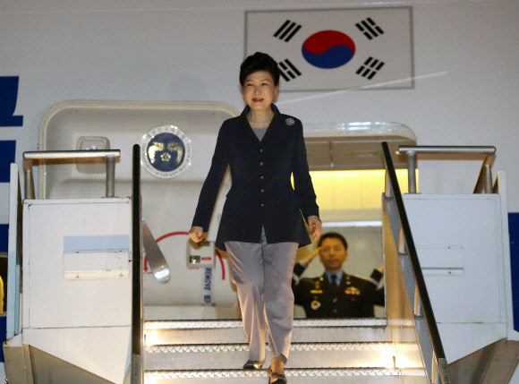 아프리카 3개국 및 프랑스 국빈방문에 나선 박근혜 대통령이 25일 오후(현지시각) 첫 순방국인 에티오피아 아디스아바바  볼레 국제공항에 도착, 전용기에서 내려오고 있다.  연합뉴스