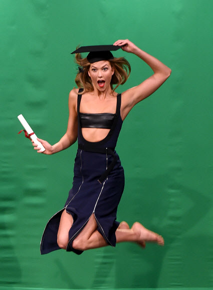 모델 칼리 클로스가 26일(현지시간) 미국 뉴욕의 NBC 토크쇼 ‘더 투나잇 쇼 스타링 지미 펄론(The Tonight Show Starring Jimmy Fallon)’ 촬영을 하고 있다. AFP 연합뉴스