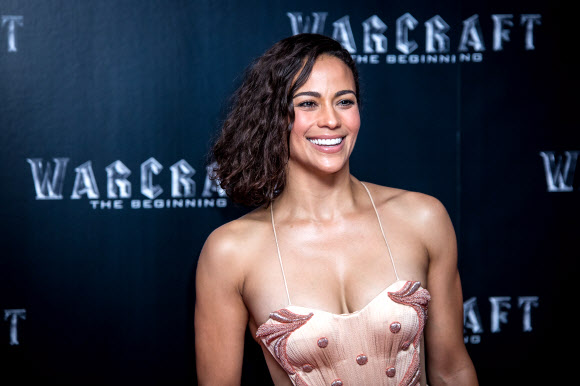 영화배우 폴라 패튼이 25일(현지시간) 영국 런던에서 열린 영화 ‘워크래프트:전쟁의 서막(Warcraft The Beginning)’ 시사회에 참석해 포즈를 취하고 있다. AP=연합뉴스