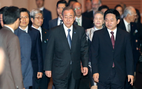 26일 오전 서귀포 제주국제컨벤션센터에서 열린 제11회 제주포럼 개회식에서 반기문 유엔사무총장이 황교안 총리, 원희룡 제주지사와 함께 입장하고 있다.  연합뉴스