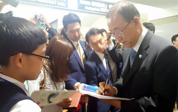 반기문 유엔 사무총장이 26일 제주국제컨벤션센터에서 열린 제주포럼 행사장에서 황교안 국무총리 등과 면담한 뒤 면담장을 빠져나오면서 학생들의 요청에 사인을 해주고 있다.  연합뉴스