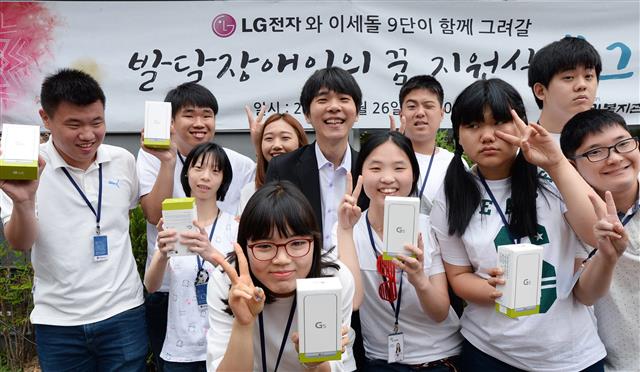 이세돌(재킷 입은 사람) 9단이 26일 서울 노원구 성민복지관 후원 행사에 참여해 성민직업대학 학생들과 기념사진을 찍고 있다.  LG전자 제공