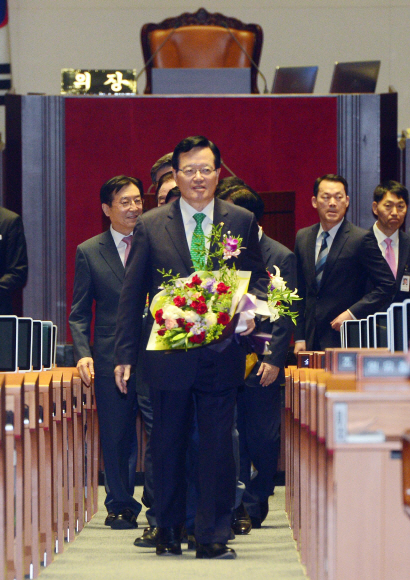 27일 서울 여의도 국회에서 열린 제 63 주년 국회 개원 기념식에 참석한 정의화 국회의장이 기념식을 마치고  본회의장을 들어본 후 회의장을 떠나고 있다.    정연호 기자 tpgod@seoul.co.kr