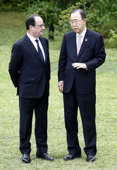 반기문 총장, G7 정상회의서 올랑드 佛대통령과 ‘대화 중’