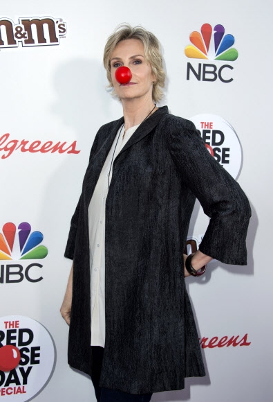 영화배우 제인 린치가 26일(현지시간) 미국 캘리포니아주 유니버설 스튜디오에서 열린 축제 형식의 기부 행사인 ‘빨간 코의 날(Red Nose Day)’ 행사에 참석해 장난감 빨간 코를 끼우고 포즈를 취하고 있다.<br>AFP 연합뉴스